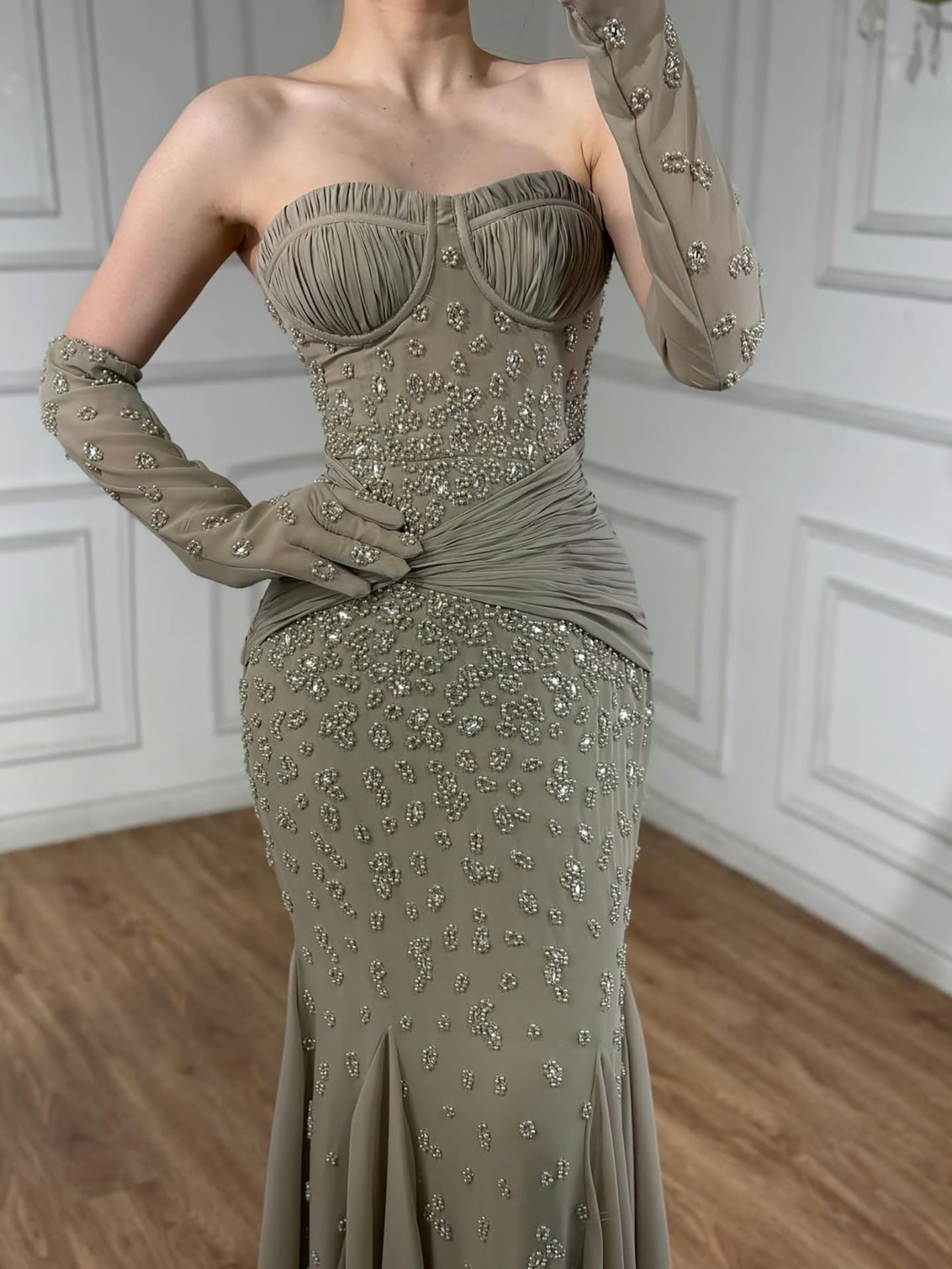 Luxuriöses türkisfarbenes, perlenbesetztes Abendkleid mit Handschuhen LA72933