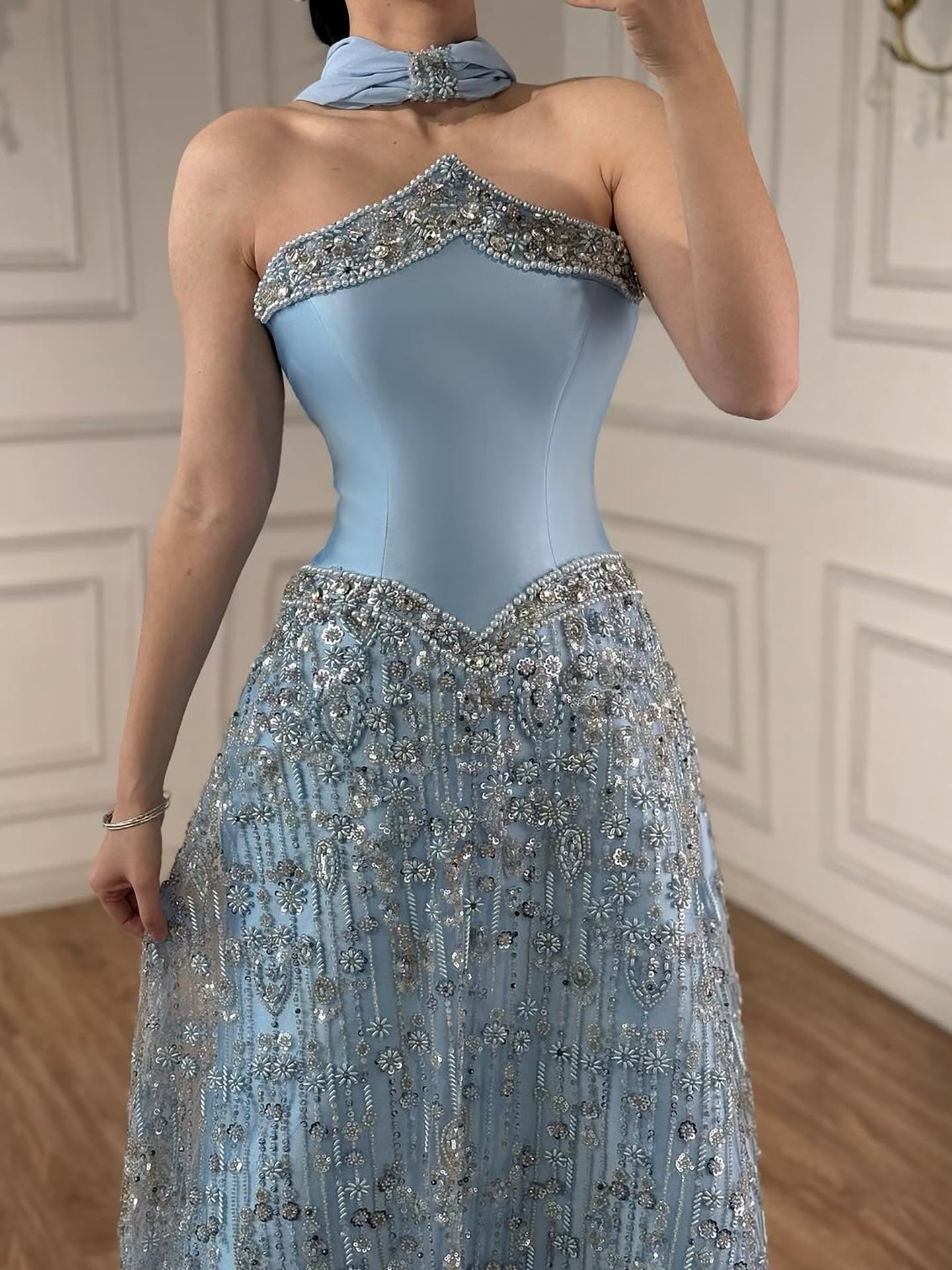 Luxuriöses, trägerloses, perlenbesetztes A-Linien-Abendkleid in arabischem Blau mit Schal LA73050F