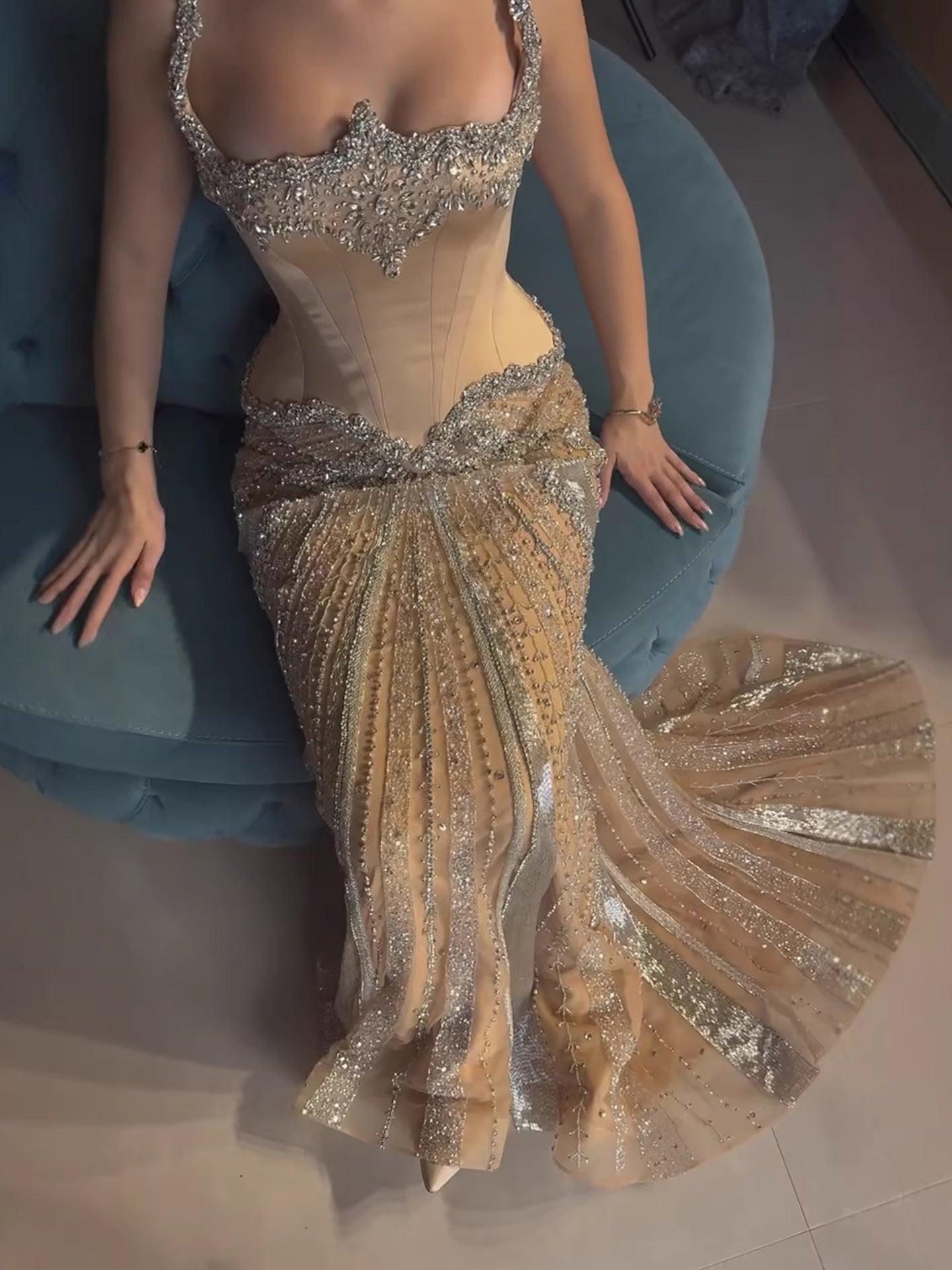 Luxuriöses, nudefarbenes Abendkleid mit Spaghettiträgern, Diamanten und Korsett im Meerjungfrauenstil, glänzend, LA73443