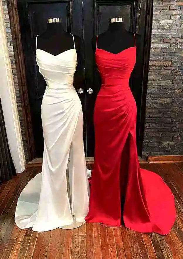 Serene Hill Arabisches rotes elegantes Ballkleid aus plissiertem Satin mit Spaghettiträgern und Schlitz für Damenpartys LA72675