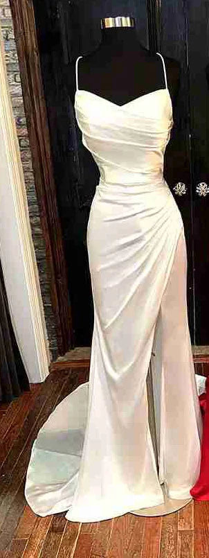Serene Hill Arabisches rotes elegantes Ballkleid aus plissiertem Satin mit Spaghettiträgern und Schlitz für Damenpartys LA72675