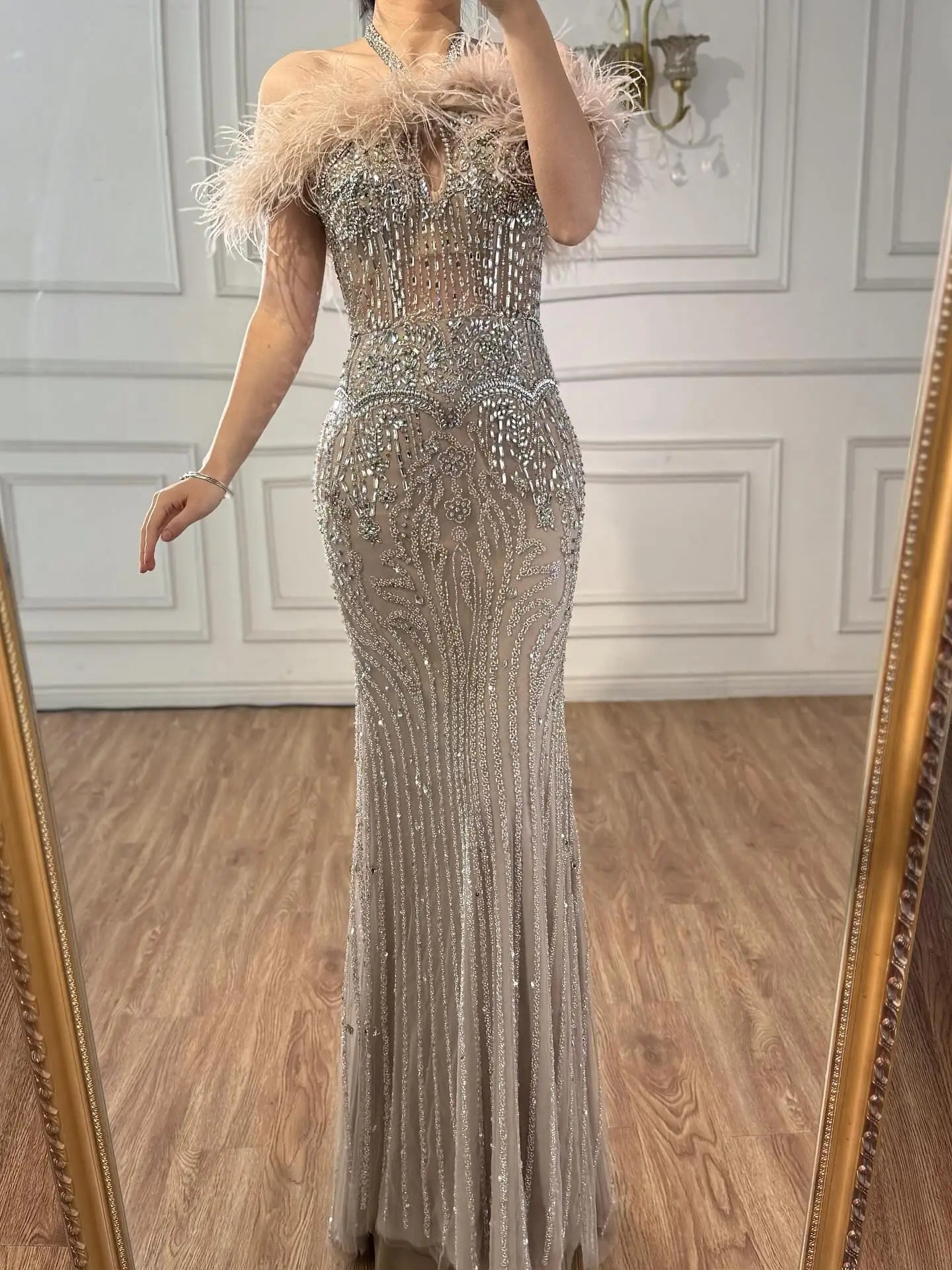 Luxuriöses nudefarbenes Neckholder-Abendkleid mit Federn und Kristallen LA73349