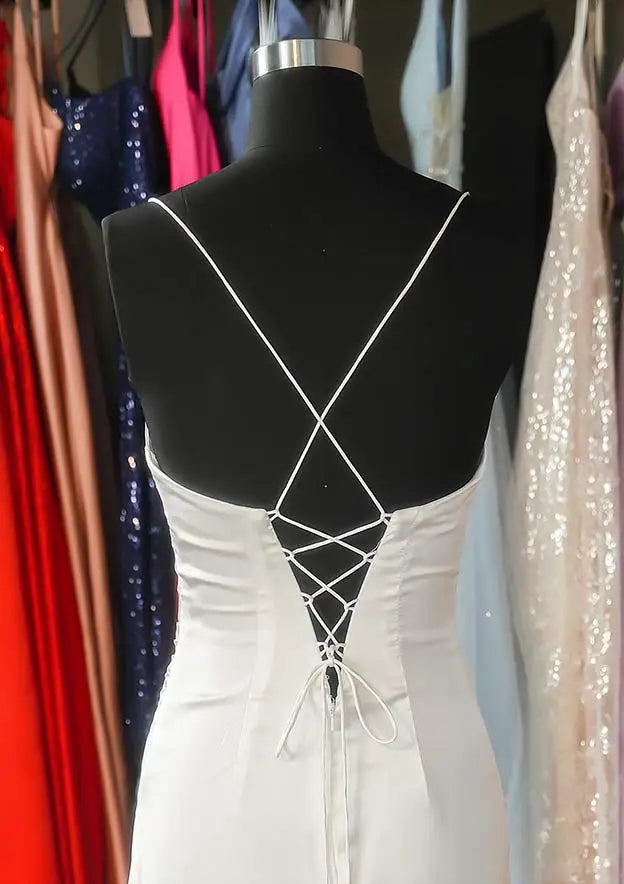 Serene Hill Arabisches rotes elegantes Ballkleid aus plissiertem Satin mit Spaghettiträgern und Schlitz für Damenpartys LA72675