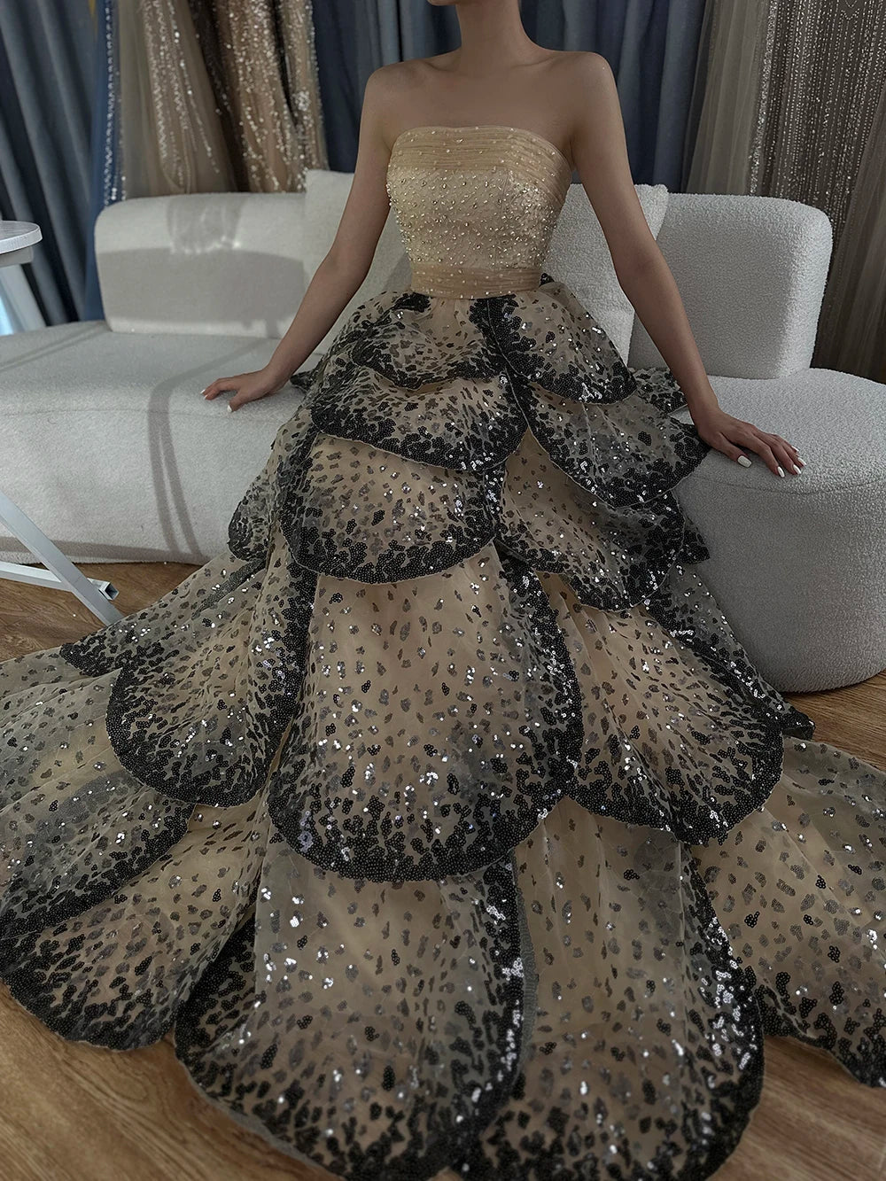 Luxury Dubai Black Nude Luxury Saudi Evening Dresses with Sparkly Sequin Tiered Ruffles for Formal Gowns LA72505A