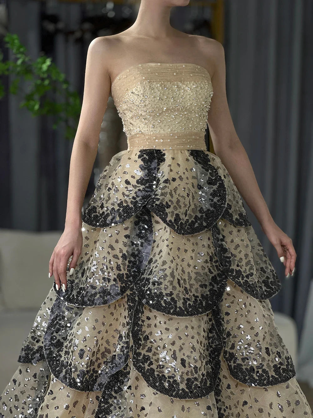 Luxury Dubai Black Nude Luxury Saudi Evening Dresses with Sparkly Sequin Tiered Ruffles for Formal Gowns LA72505A