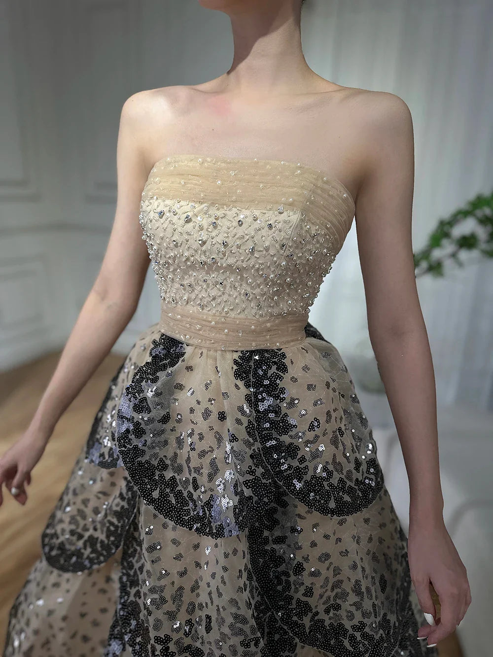 Luxury Dubai Black Nude Luxury Saudi Evening Dresses with Sparkly Sequin Tiered Ruffles for Formal Gowns LA72505A