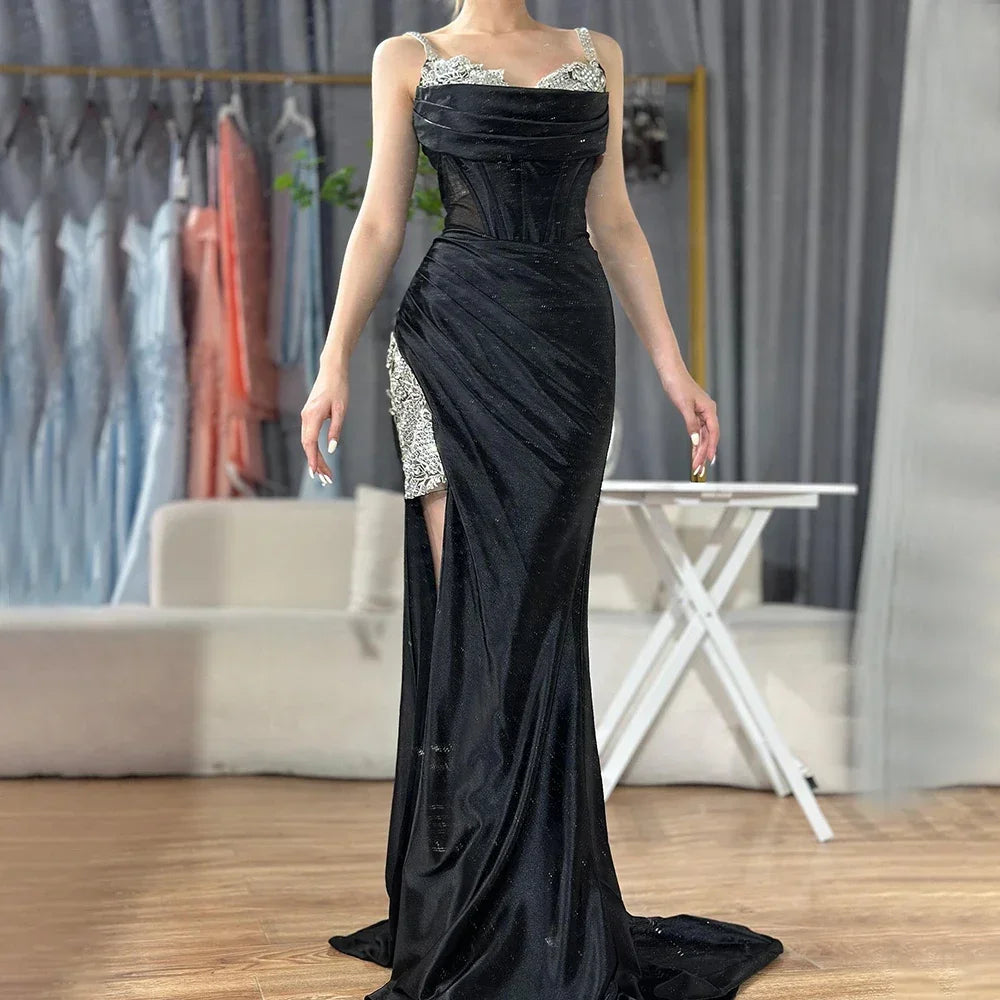 Luxuriöses Abendkleid aus weinrotem Satin mit Spaghettiträgern und hohem Schlitz aus Dubai, Saudi-Arabien, für formelle Anlässe, LA72776