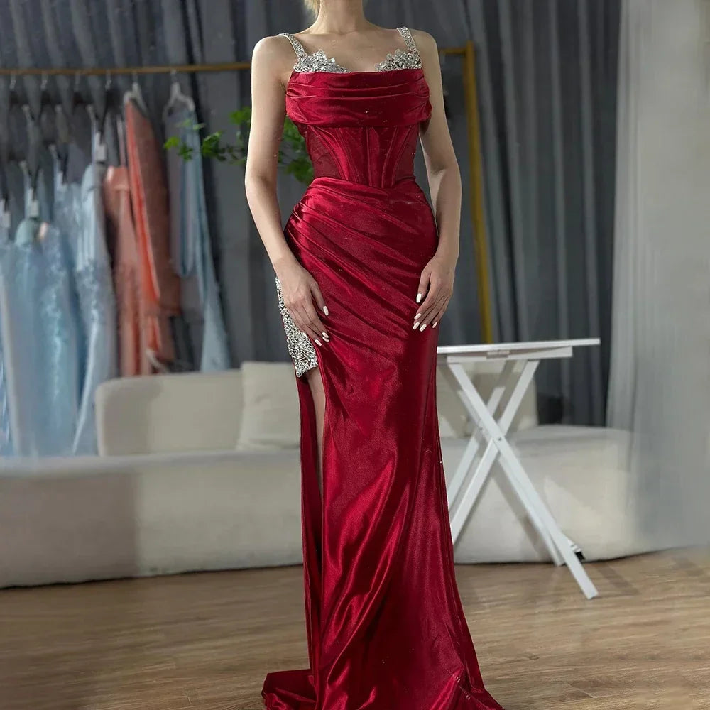 Luxuriöses Abendkleid aus weinrotem Satin mit Spaghettiträgern und hohem Schlitz aus Dubai, Saudi-Arabien, für formelle Anlässe, LA72776