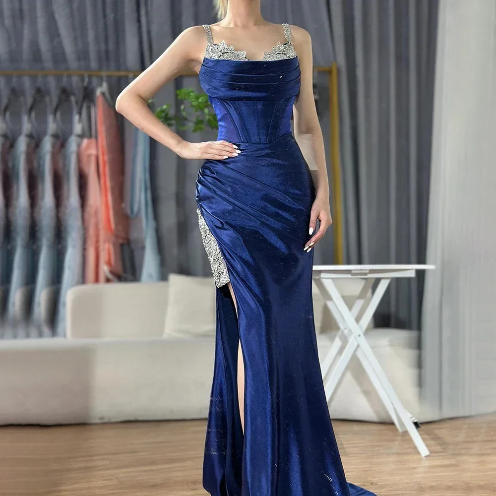 Luxuriöses Abendkleid aus weinrotem Satin mit Spaghettiträgern und hohem Schlitz aus Dubai, Saudi-Arabien, für formelle Anlässe, LA72776
