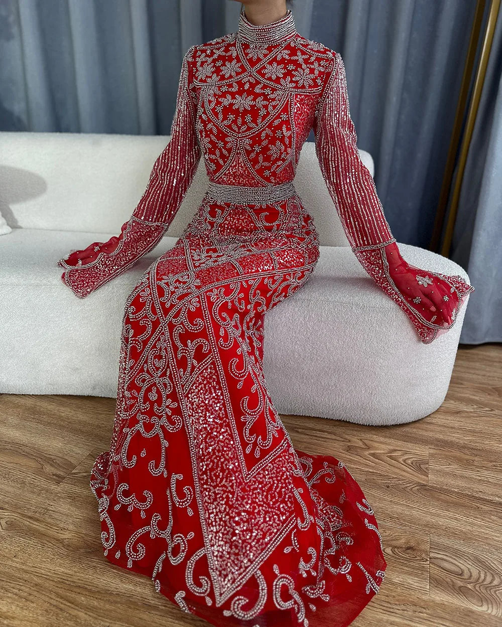 Luxuriöses Dubai Muslimisches Abendkleid im Meerjungfrauen-Stil in Rot mit Cape-Ärmeln und Perlenbesatz für formelle Anlässe LA72316C