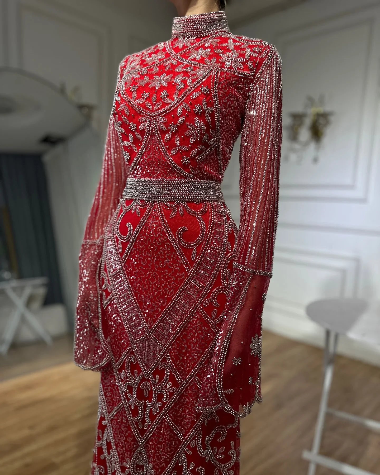 Luxuriöses Dubai Muslimisches Abendkleid im Meerjungfrauen-Stil in Rot mit Cape-Ärmeln und Perlenbesatz für formelle Anlässe LA72316C