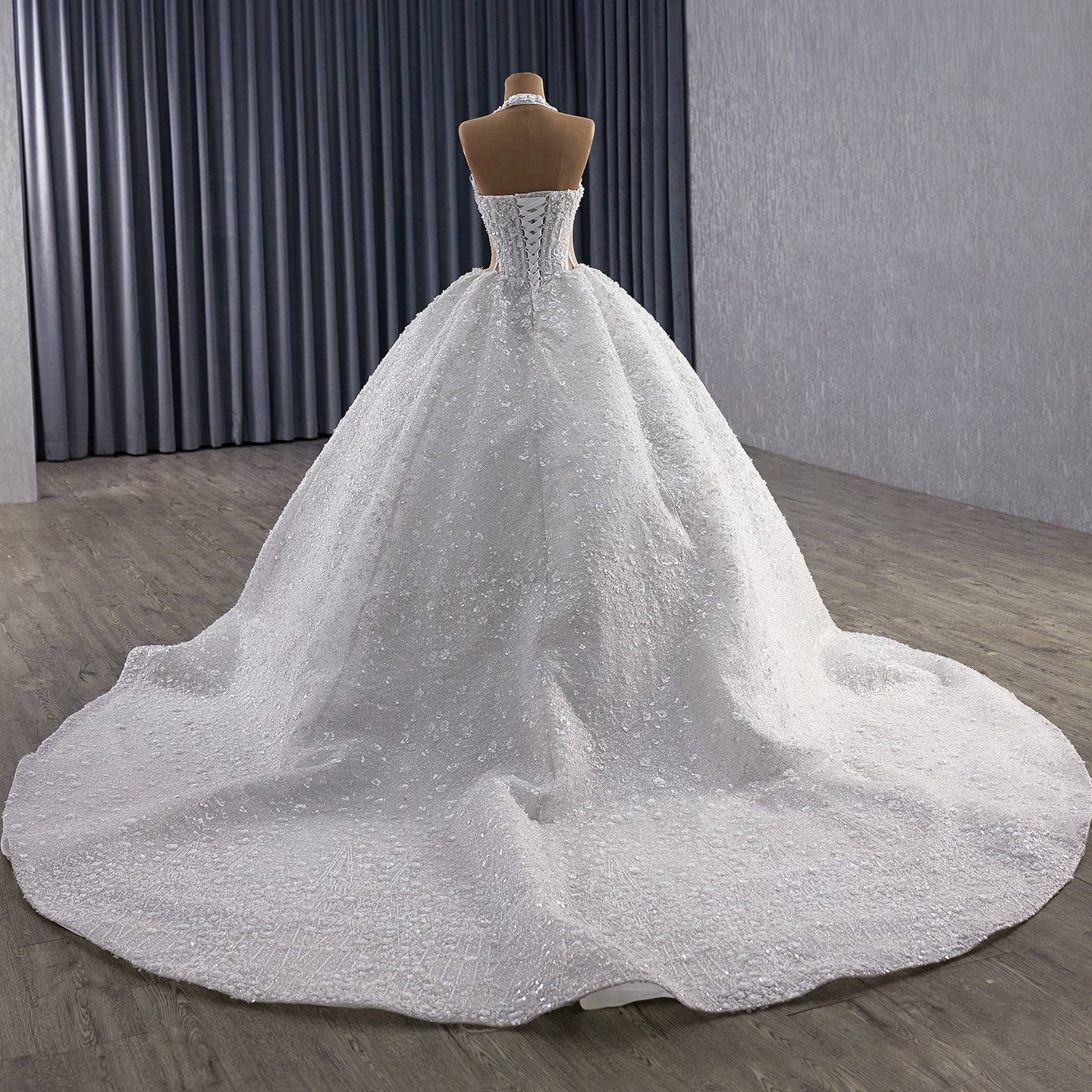 Luxury White Halter Floral Appliques Ball Gown Wedding Dress HM251085