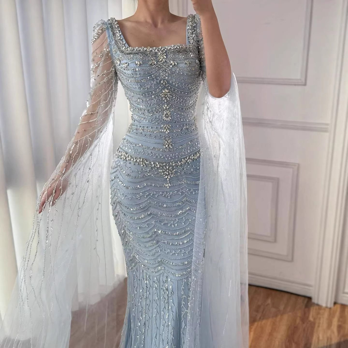 Luxuriöses, perlenbesetztes Karamell-Abendkleid mit Cape-Ärmeln LA72604
