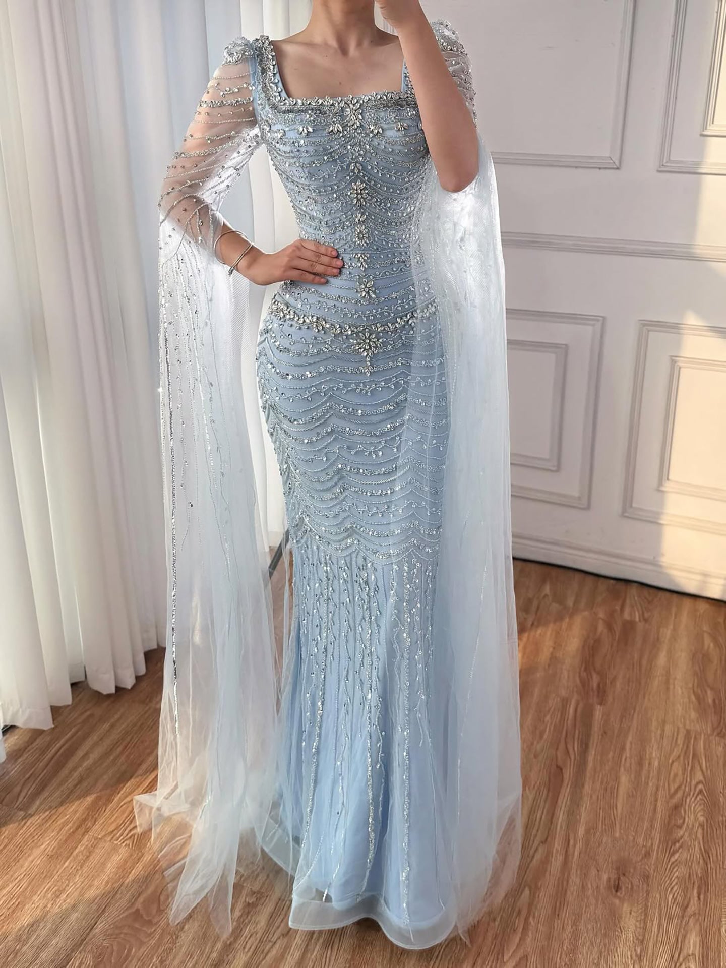 Luxuriöses, perlenbesetztes Karamell-Abendkleid mit Cape-Ärmeln LA72604