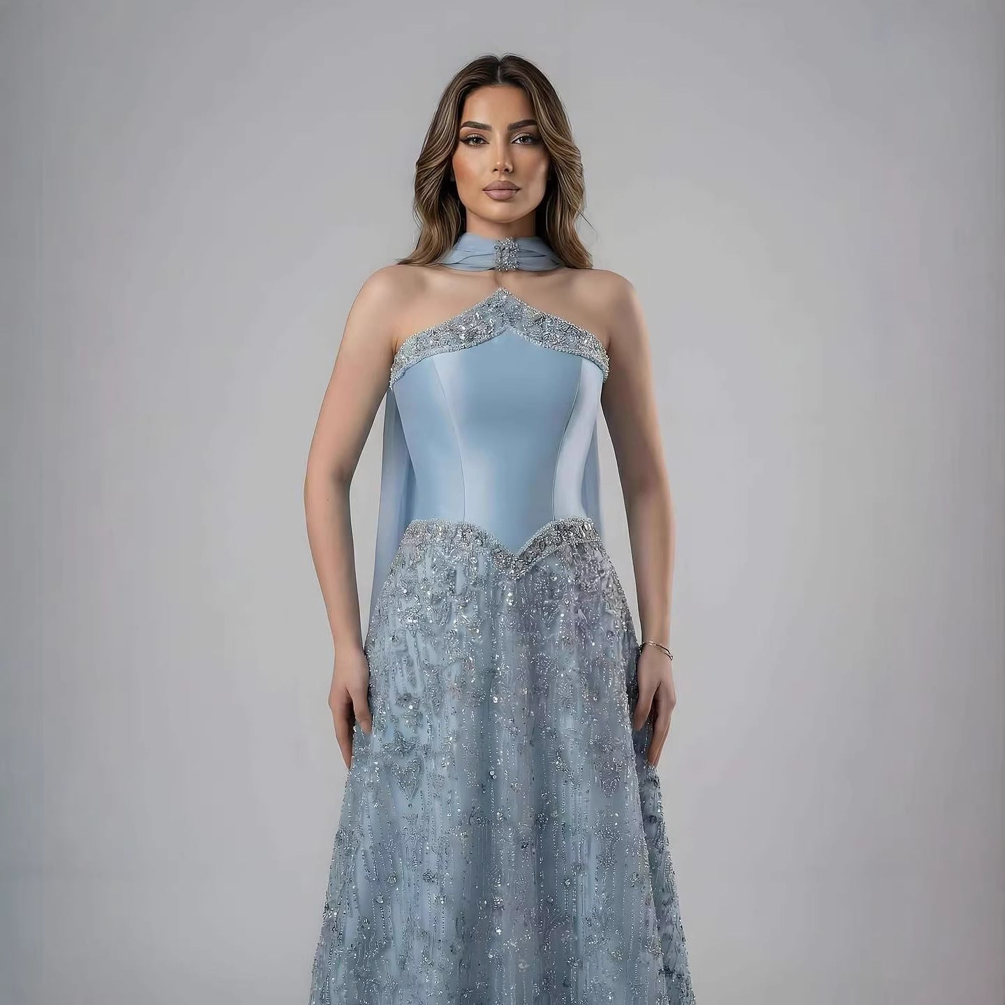Luxuriöses, trägerloses, perlenbesetztes A-Linien-Abendkleid in arabischem Blau mit Schal LA73050F