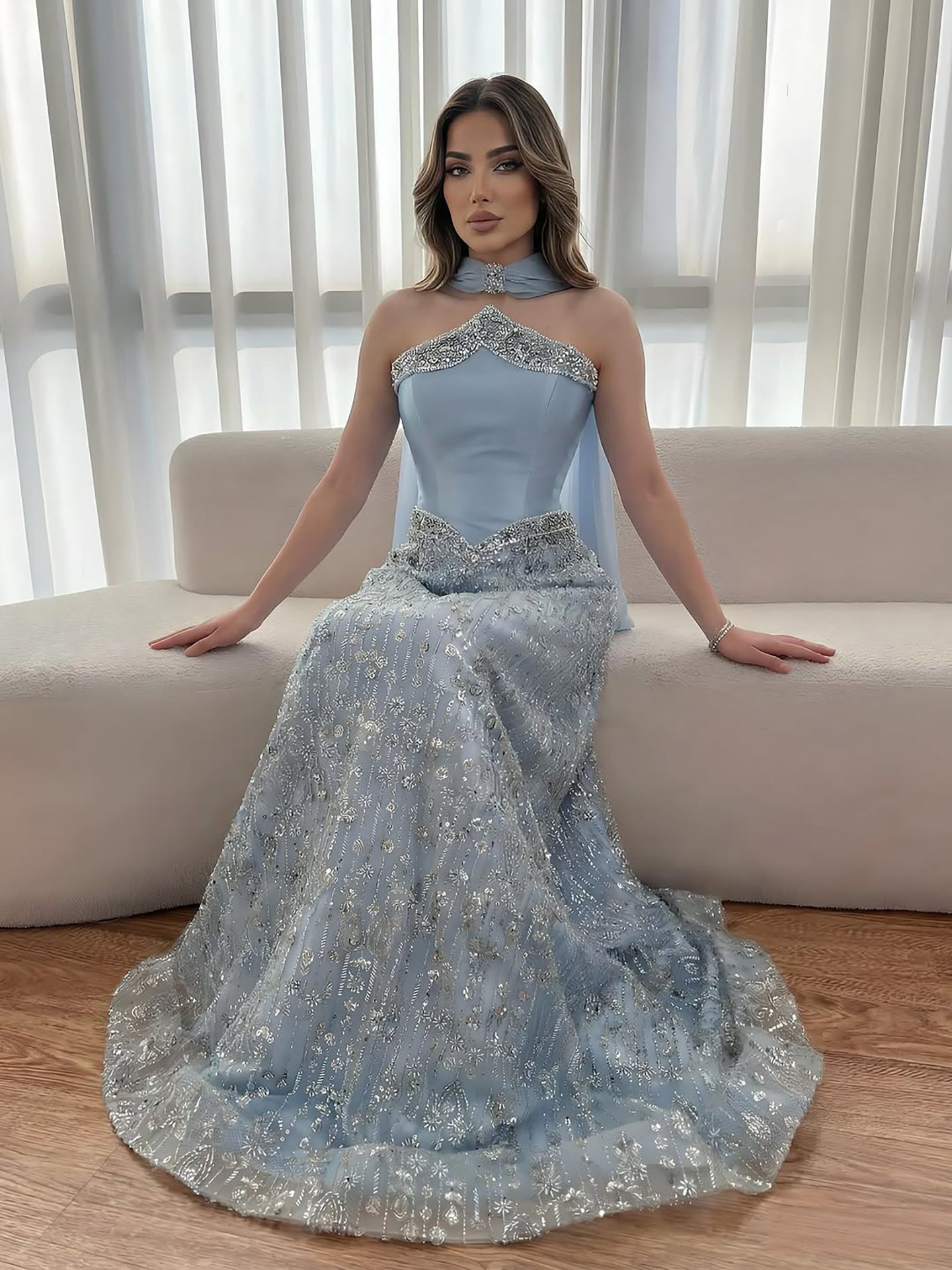 Luxuriöses, trägerloses, perlenbesetztes A-Linien-Abendkleid in arabischem Blau mit Schal LA73050F