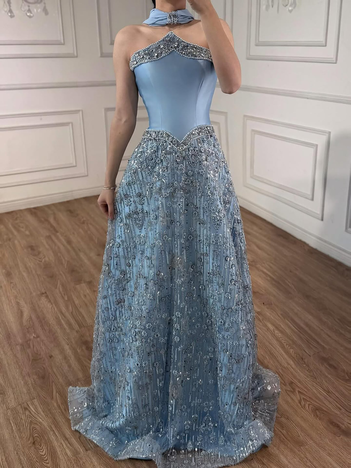 Luxuriöses, trägerloses, perlenbesetztes A-Linien-Abendkleid in arabischem Blau mit Schal LA73050F