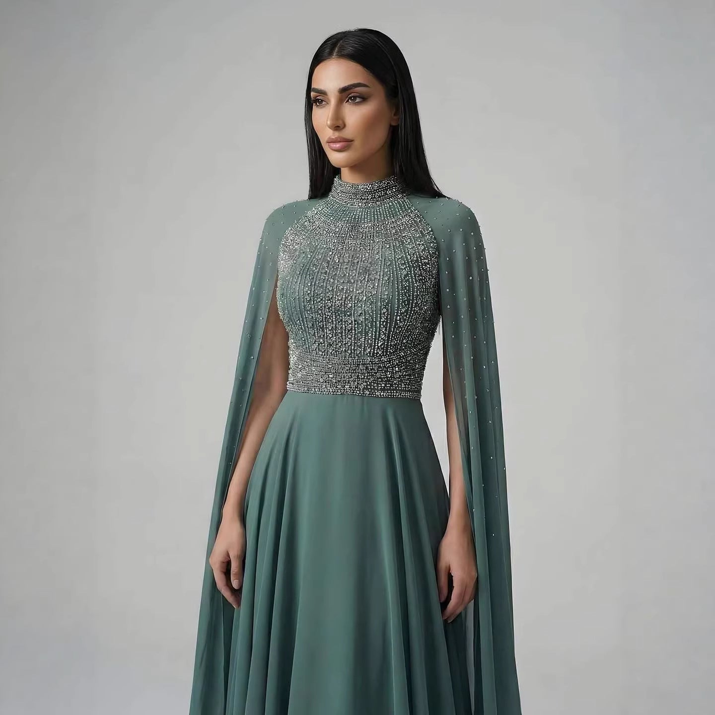 Luxuriöses, nudefarbenes Chiffon-Abendkleid mit Perlenbesatz und Cape LA73144