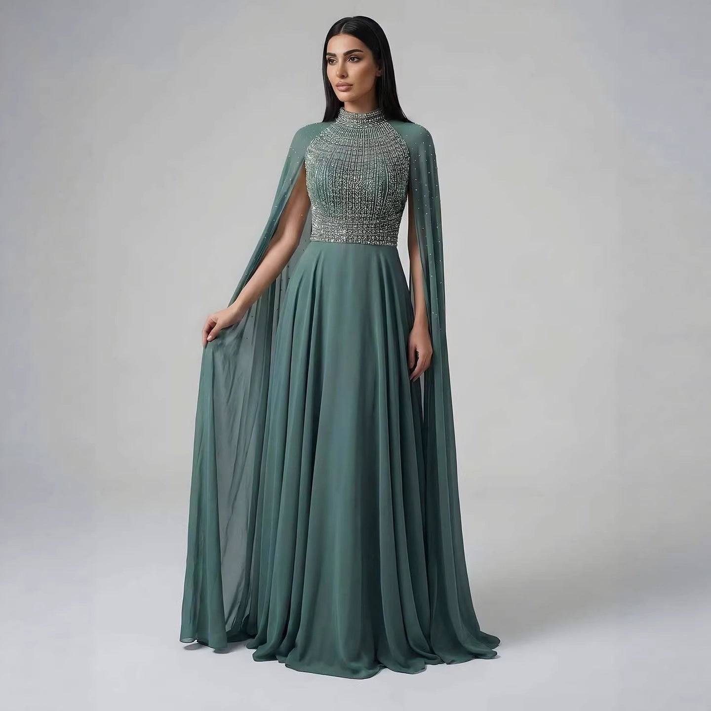 Luxuriöses, nudefarbenes Chiffon-Abendkleid mit Perlenbesatz und Cape LA73144