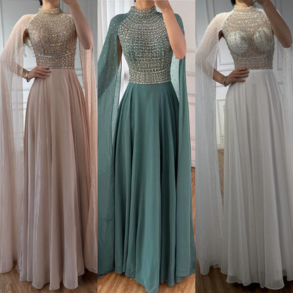 Luxuriöses, nudefarbenes Chiffon-Abendkleid mit Perlenbesatz und Cape LA73144
