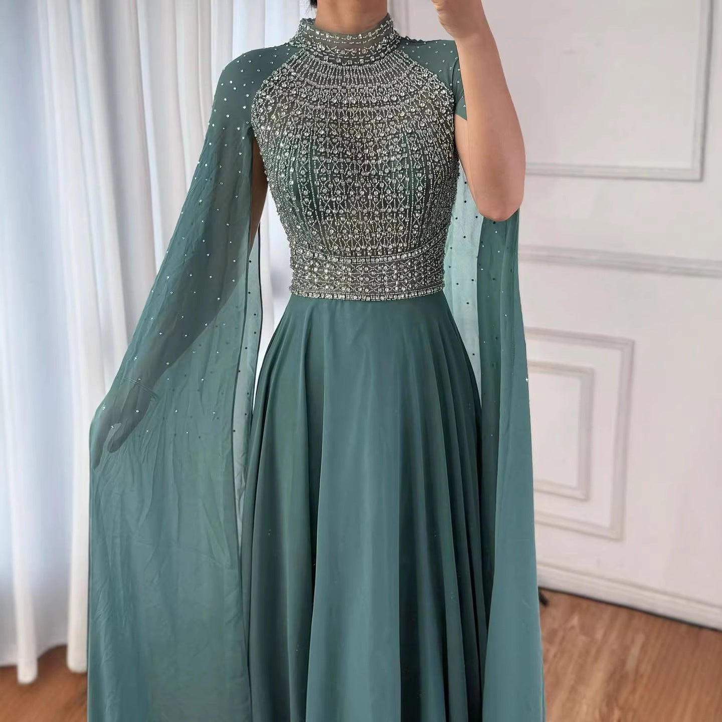Luxuriöses, nudefarbenes Chiffon-Abendkleid mit Perlenbesatz und Cape LA73144