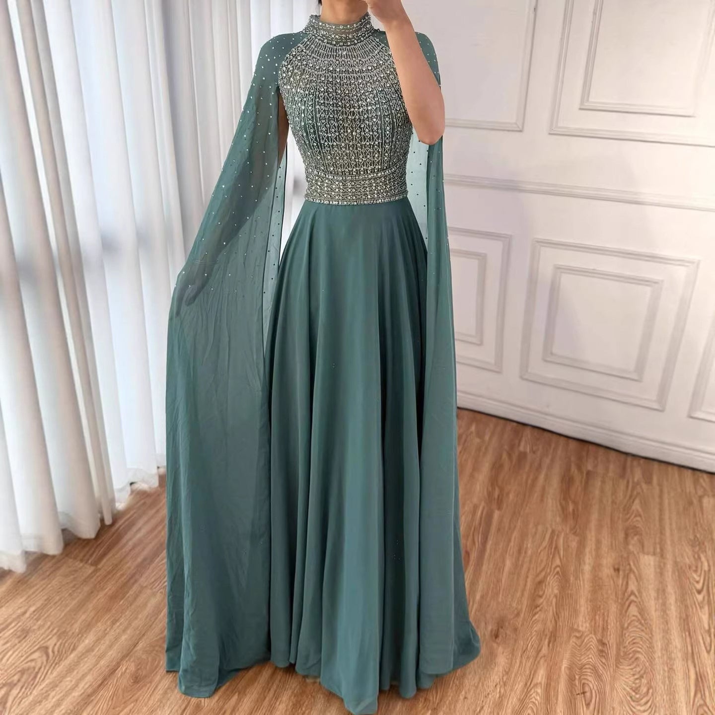Luxuriöses, nudefarbenes Chiffon-Abendkleid mit Perlenbesatz und Cape LA73144
