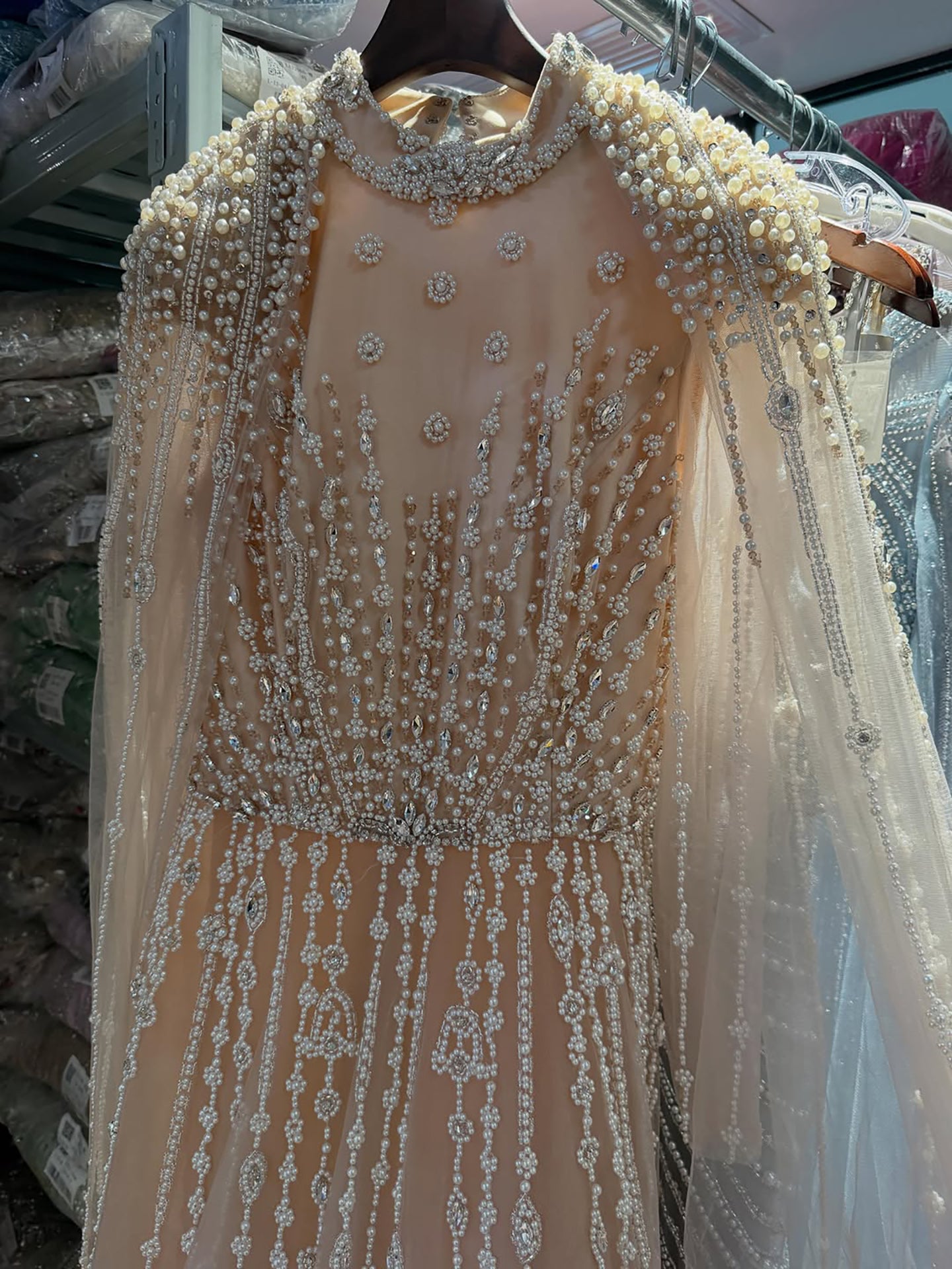Luxuriöses, hautfarbenes, dezentes Abendkleid aus Musselin mit Perlenstickerei und Cape LA73271