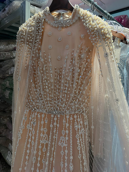Luxuriöses, hautfarbenes, dezentes Abendkleid aus Musselin mit Perlenstickerei und Cape LA73271