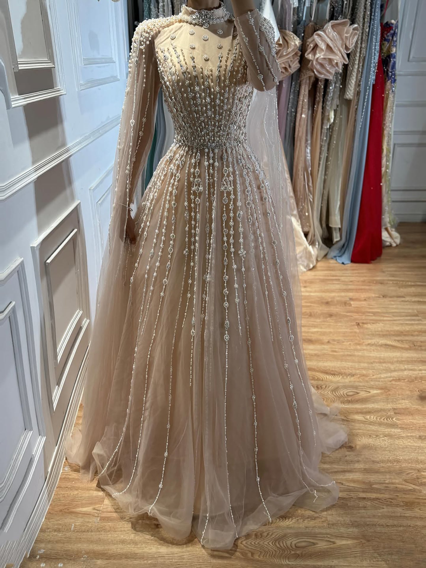 Luxuriöses, hautfarbenes, dezentes Abendkleid aus Musselin mit Perlenstickerei und Cape LA73271