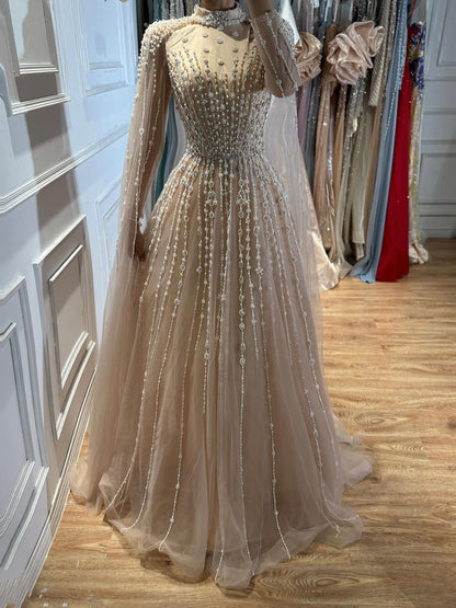 Luxuriöses, hautfarbenes, dezentes Abendkleid aus Musselin mit Perlenstickerei und Cape LA73271