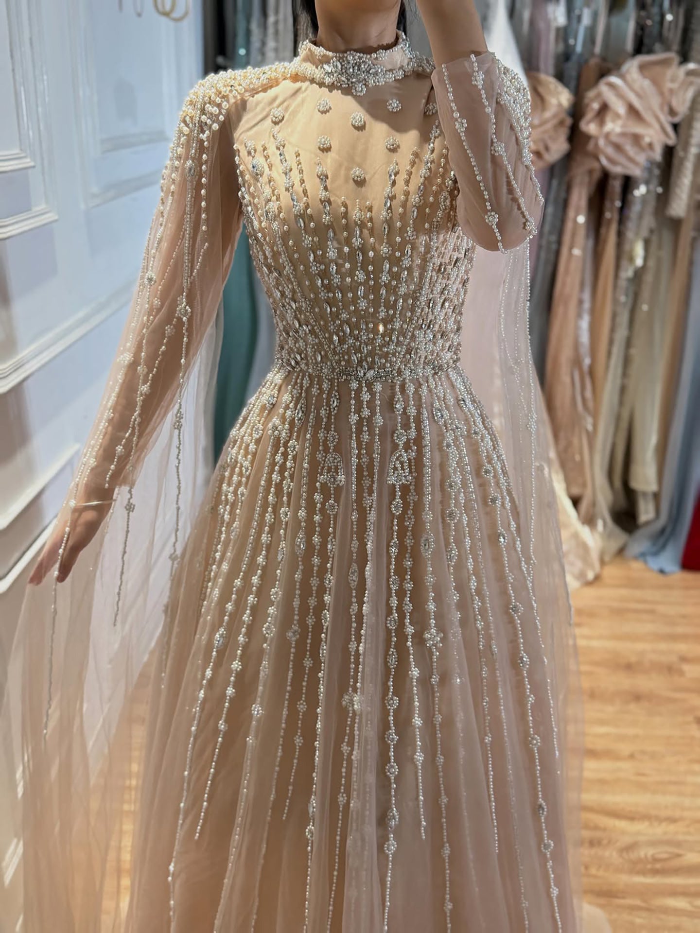 Luxuriöses, hautfarbenes, dezentes Abendkleid aus Musselin mit Perlenstickerei und Cape LA73271
