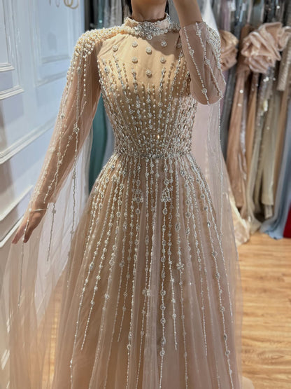 Luxuriöses, hautfarbenes, dezentes Abendkleid aus Musselin mit Perlenstickerei und Cape LA73271