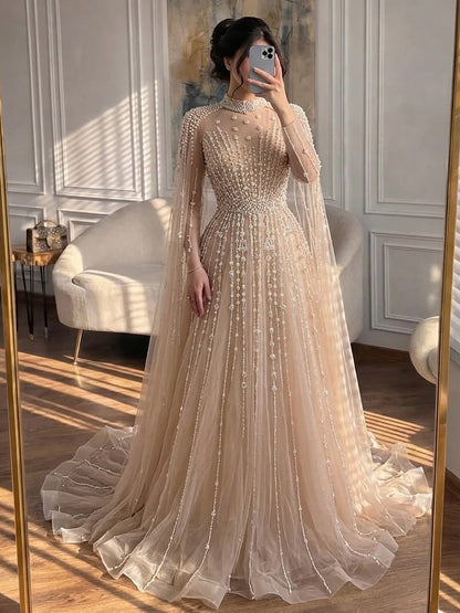 Luxuriöses, hautfarbenes, dezentes Abendkleid aus Musselin mit Perlenstickerei und Cape LA73271