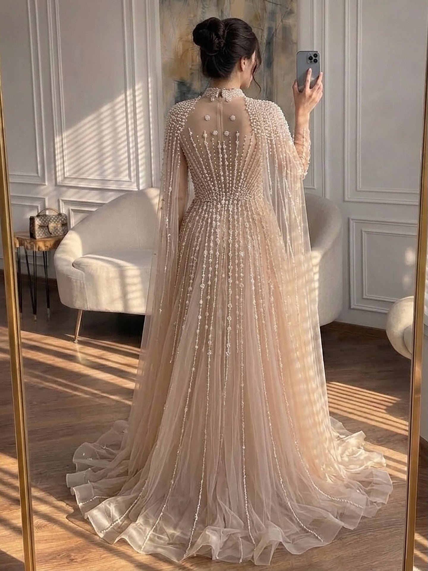 Luxuriöses, hautfarbenes, dezentes Abendkleid aus Musselin mit Perlenstickerei und Cape LA73271