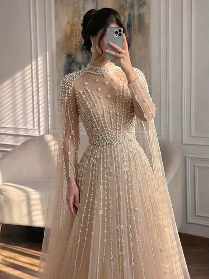 Luxuriöses, hautfarbenes, dezentes Abendkleid aus Musselin mit Perlenstickerei und Cape LA73271