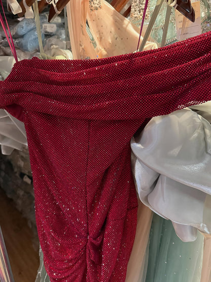Rotes, perlenbesetztes Meerjungfrauenkleid | Serene Hill Dubai LA73437 
