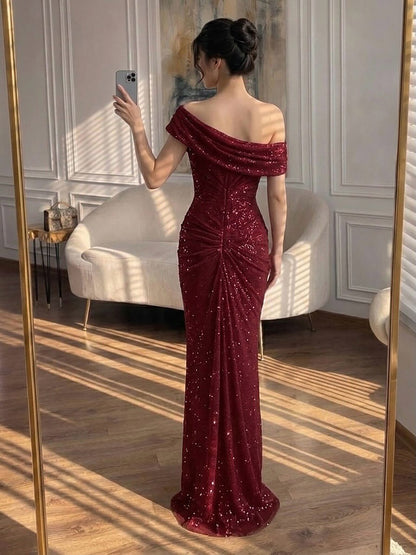 Rotes, perlenbesetztes Meerjungfrauenkleid | Serene Hill Dubai LA73437 