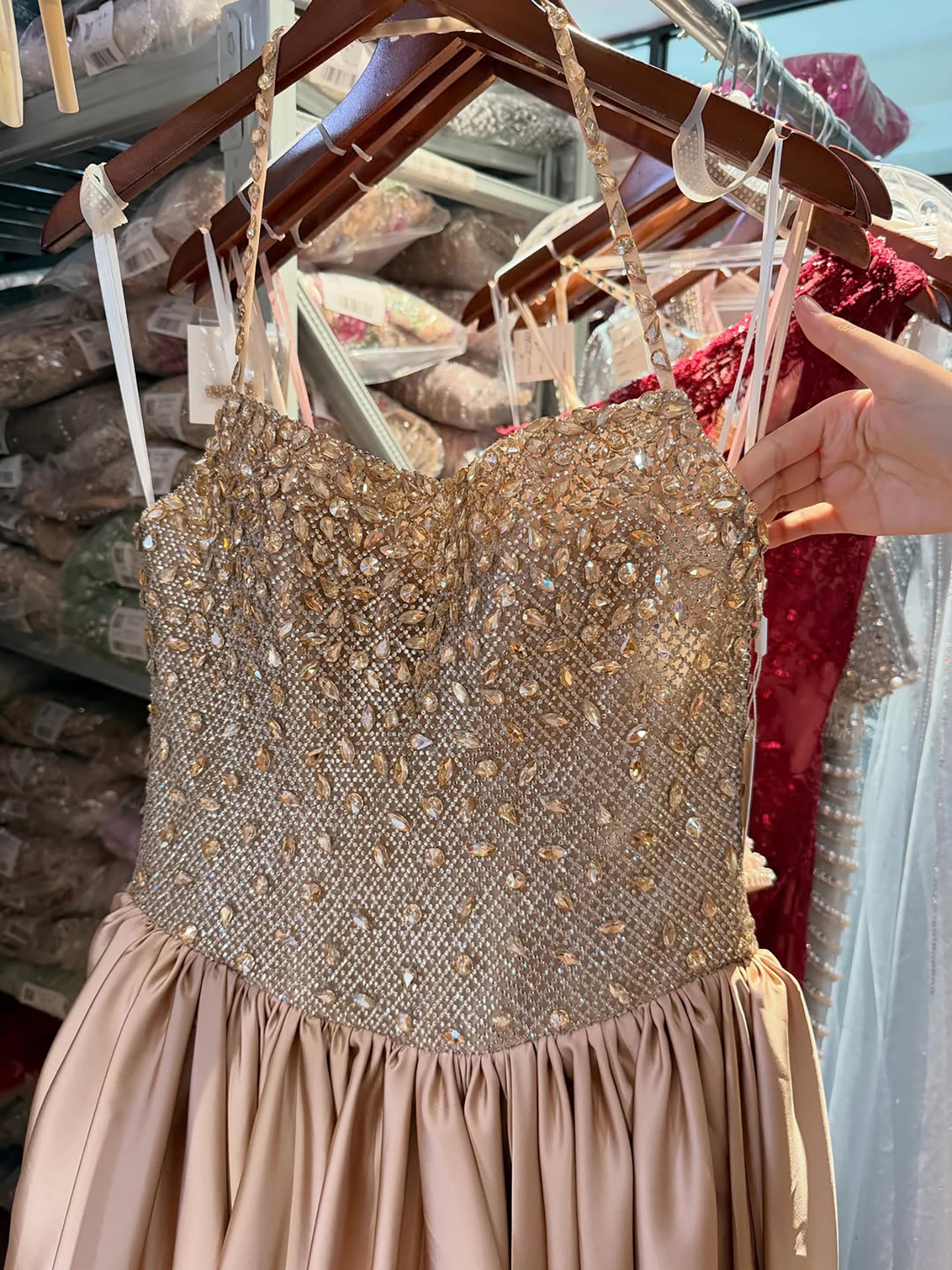 Luxuriöses goldenes Diamant-Halter-Abendkleid LA73441