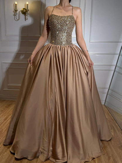 Luxuriöses goldenes Diamant-Halter-Abendkleid LA73441