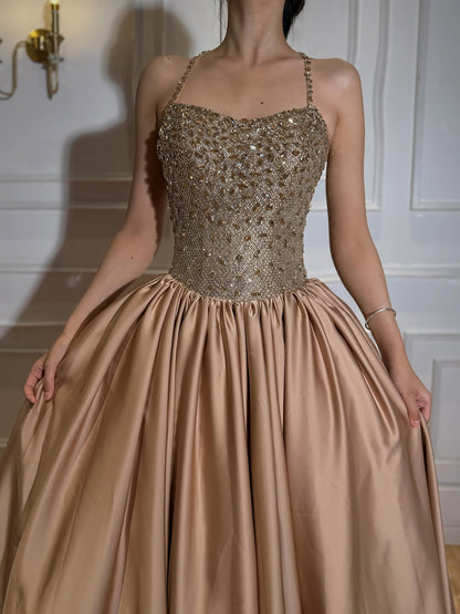 Luxuriöses goldenes Diamant-Halter-Abendkleid LA73441