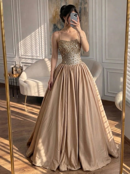 Luxuriöses goldenes Diamant-Halter-Abendkleid LA73441