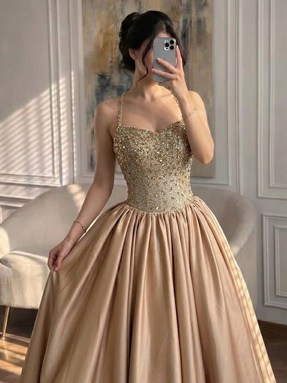 Luxuriöses goldenes Diamant-Halter-Abendkleid LA73441