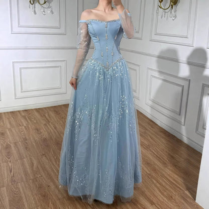 Luxuriöses arabisch-blaues schulterfreies A-Linien-Abendkleid mit Perlenbesatz und Ärmeln LA73464