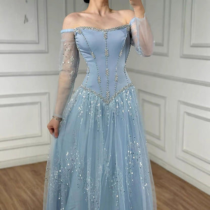 Luxuriöses arabisch-blaues schulterfreies A-Linien-Abendkleid mit Perlenbesatz und Ärmeln LA73464