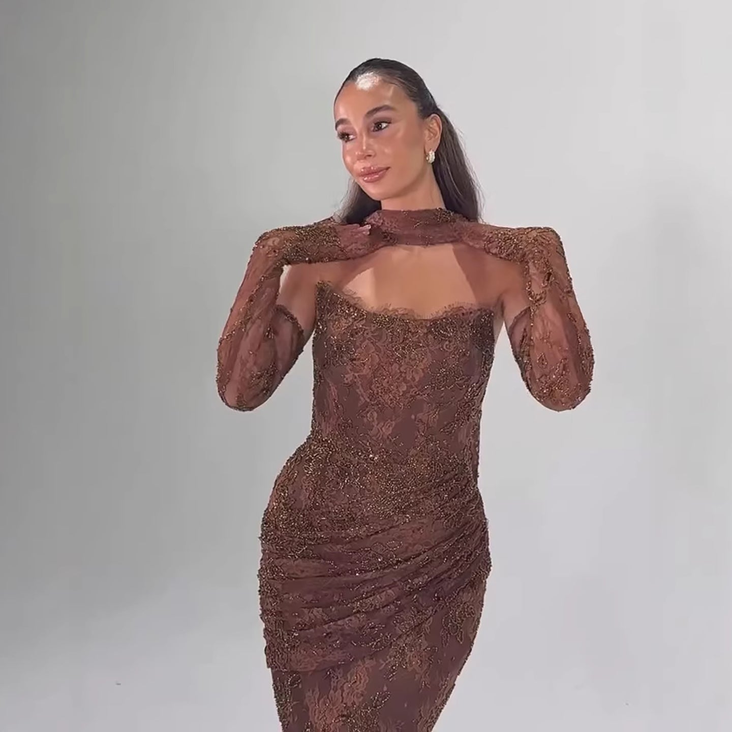 فستان سهرة فاخر بتصميم حورية البحر، مصنوع من الدانتيل العربي السعودي المطرز بالخرز، رقم الموديل LA73484