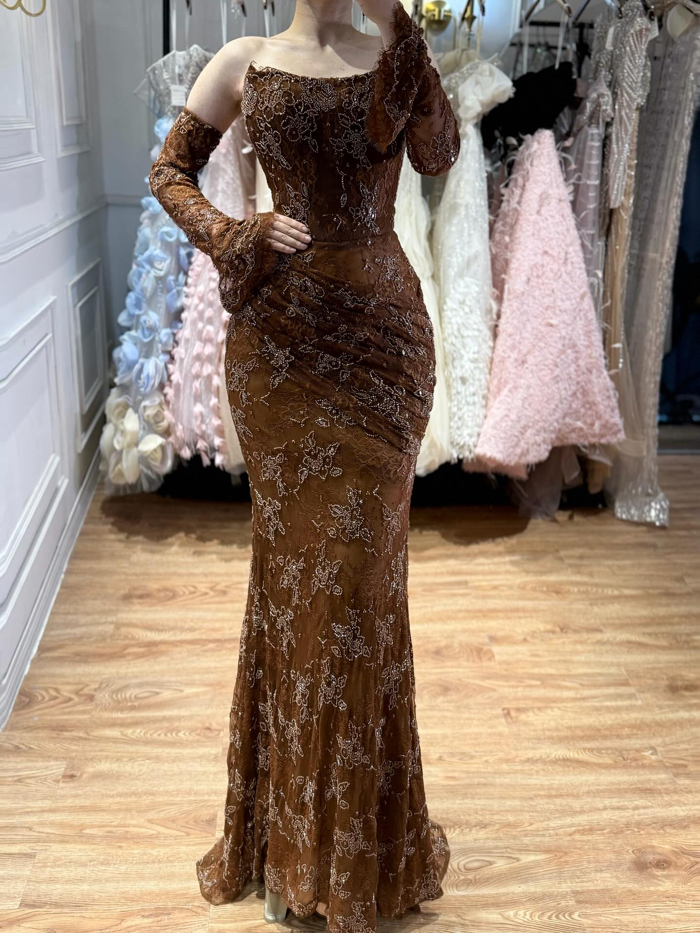 فستان سهرة فاخر بتصميم حورية البحر، مصنوع من الدانتيل العربي السعودي المطرز بالخرز، رقم الموديل LA73484