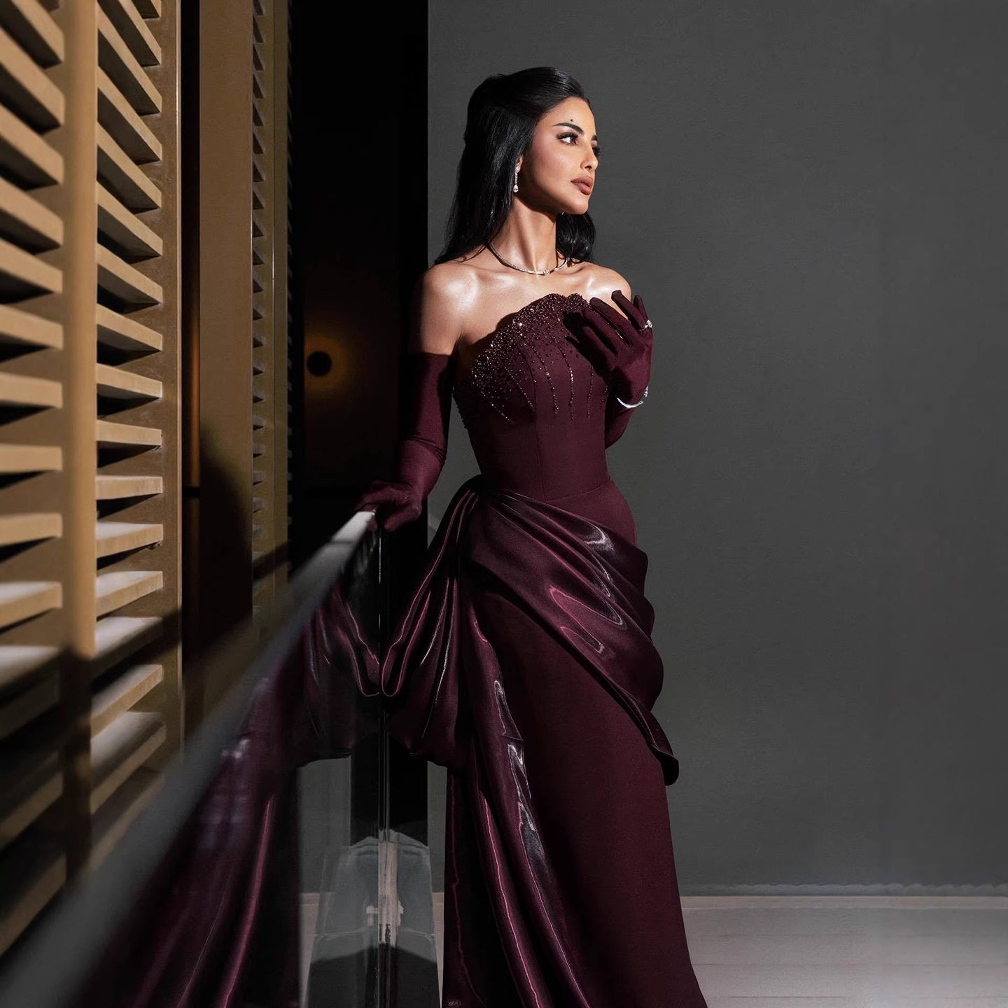 Luxury Wine Red Strapless Beaded Evening Dress With Skirt With Gloves LA73528