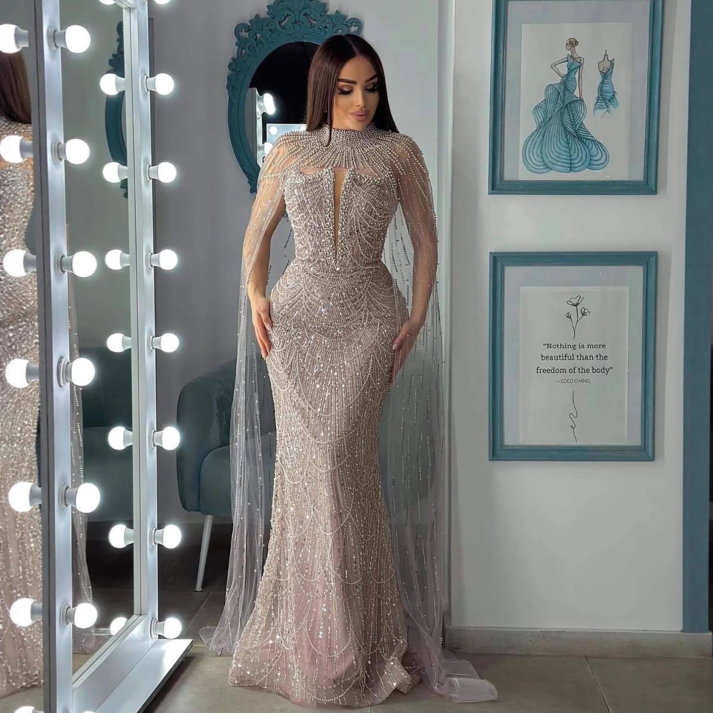 Luxuriöses Abendkleid mit Perlen in Nude-Farben und langem, transparentem Cape LA72189A 