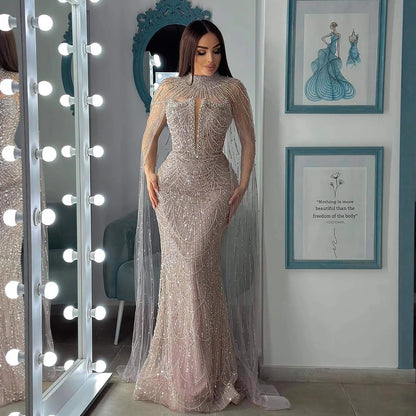 Luxuriöses Abendkleid mit Perlen in Nude-Farben und langem, transparentem Cape LA72189A 