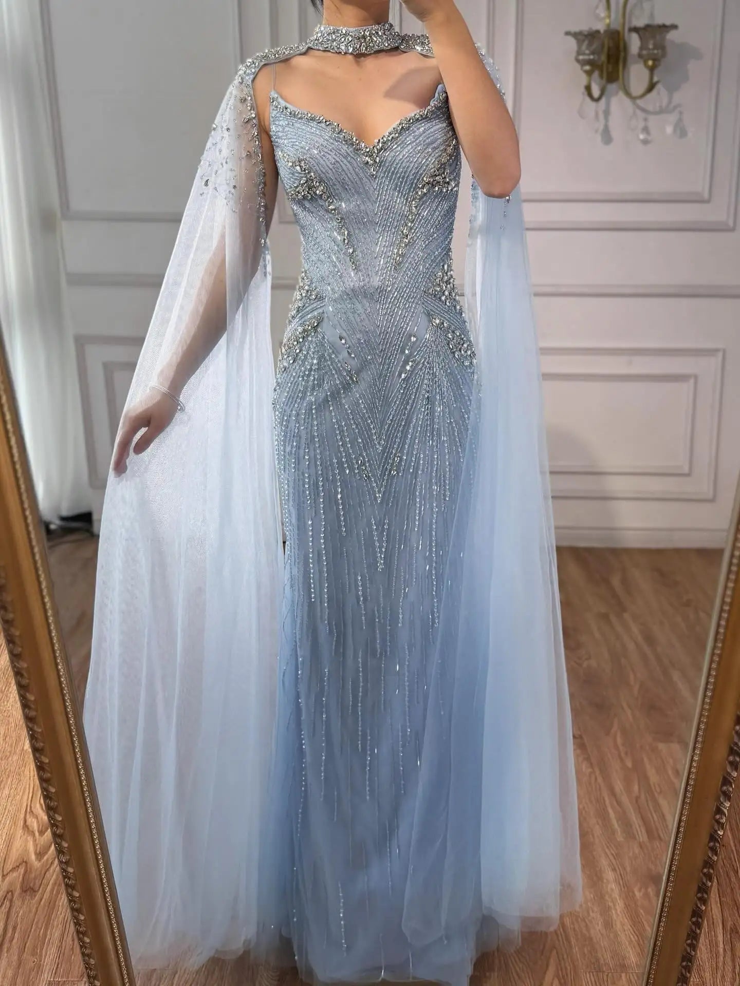Luxuriöses arabisches, nudefarbenes Abendkleid mit Perlenbesatz und Cape-Ärmeln LA73173